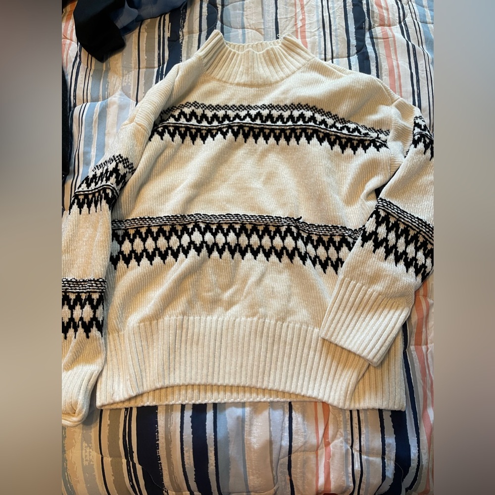 Christian Siriano New York knit sweater, turtle neck in white. size medium